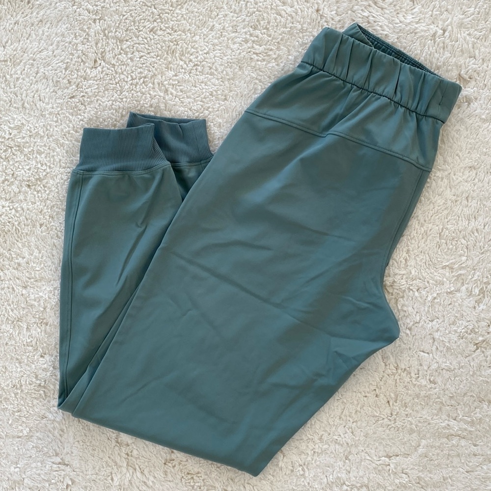 ❤️ Lululemon On the Fly Jogger 28" *Luxtreme Green Size 6 NWOT
